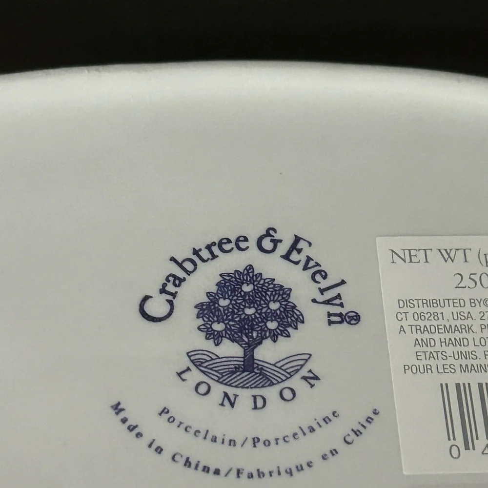 Crabtree And Evelyn Hand Cream And Soap Caddy. Leaf Pattern. White Porcelain.